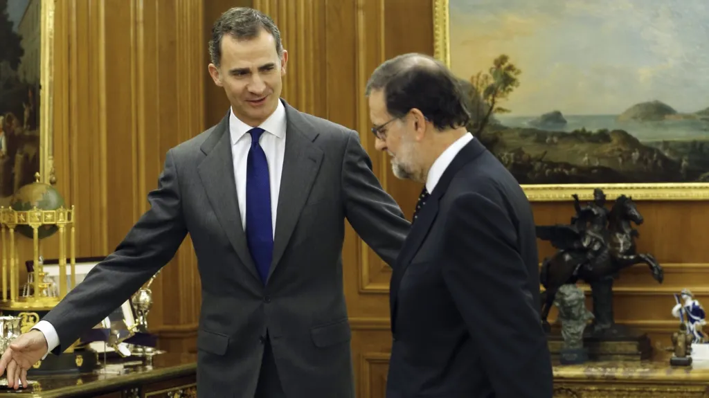 Král Felipe VI. (vlevo) s premiérem Rajoyem