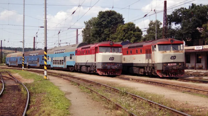 Typické soupravy Posázavského pacifiku z poslední čtvrtiny 20. století a počátku 21. století: lokomotivy Bardotka s modrými patrovými vozy