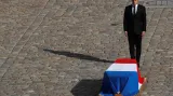 Francouzský prezident Macron před Chiracovou rakví v Invalidovně