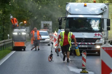 Silnice u Karlových Varů bude bezpečnější. Silničáři tam začali s pokládkou mikrokoberce