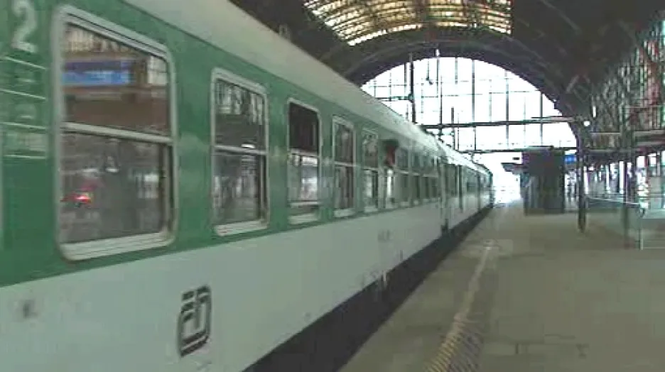 Vlak přijíždějící na pražské Hlavní nádraží