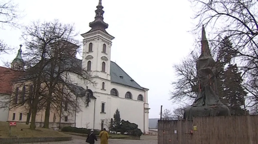 Farníci nechali zchátralou věž z kostela sundat