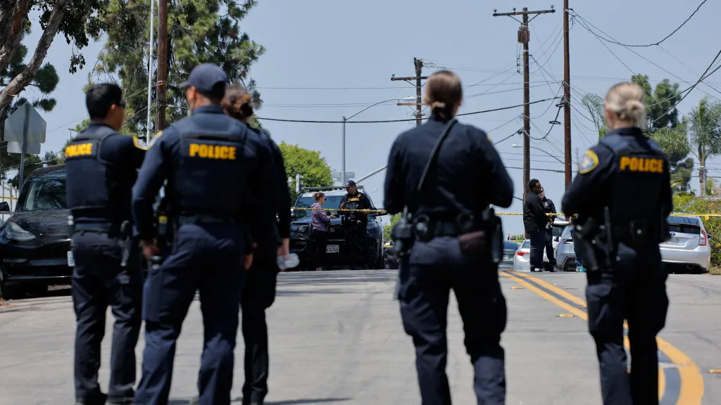 Policisté hlídají, zatímco záchranáři zasahují na místě hlášené střelby v Islámském centru v San Diegu v Kalifornii v USA, 18. května 2026