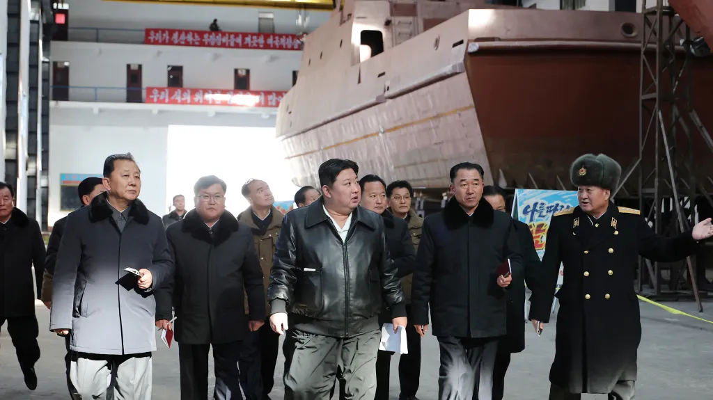 Kim Čong-un při návštěvě loděnic v Nampcho