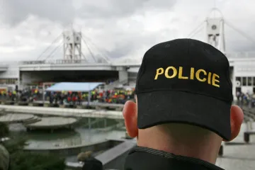„S důstojníky bychom mohli tapetovat.“ Policii chybí řadoví členové