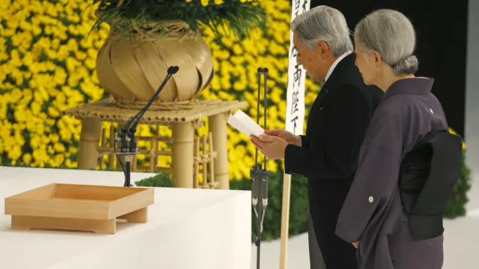 Projev japonského císaře Akihita doprovázela císařovna Mičiko
