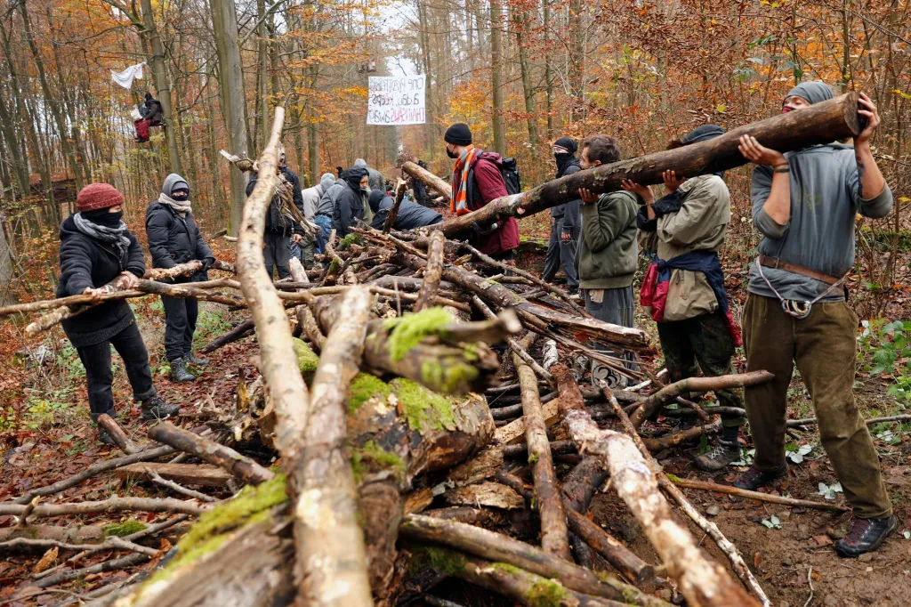 Aktivisté blokují v Německu výstavbu dálnice A49 v lese Dannenroeder