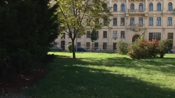 Zatím před palácem dominuje zeleň