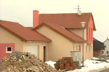 Soused staví načerno. Co s tím?