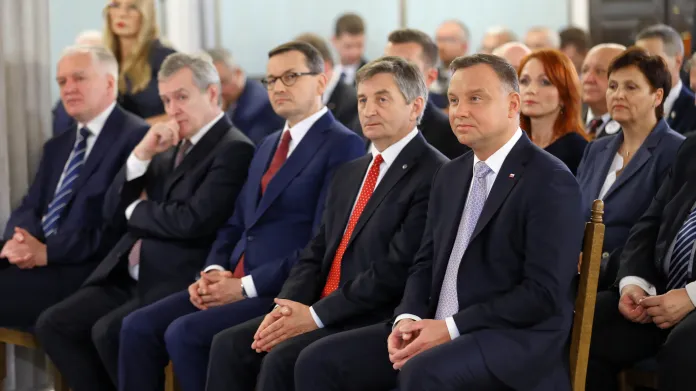 Premiér Morawiecki (uprostřed) a prezident Duda (vpravo na kraji) na slavnostním zasedání Senátu