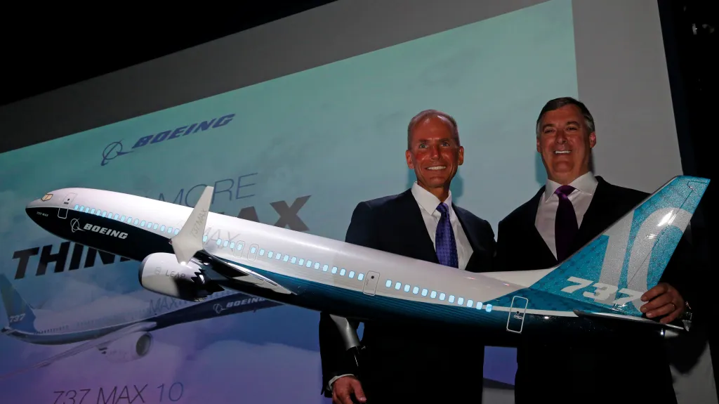 Šéf Boeingu Dennis Muilenburg (vlevo) u modelu 737 MAX 10