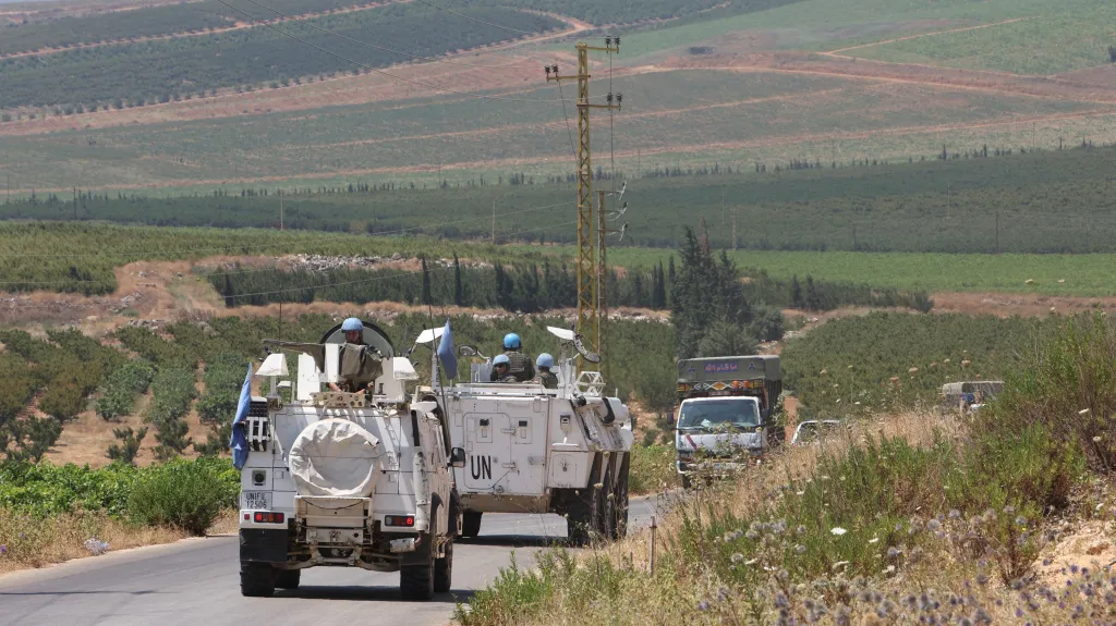 Vozidla OSN v libanonské vesnici Wazzani nedaleko hranic s Izraelem