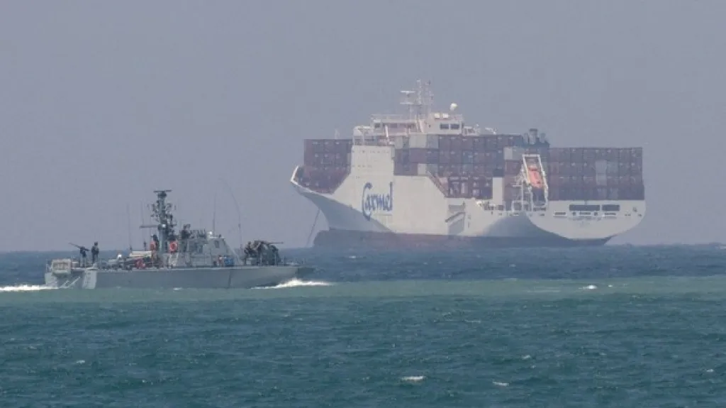 Izraelské námořnictvo střeží nákladní loď plující ke Gaze