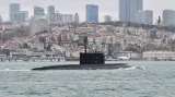 Ruská ponorka Rostov na Donu pluje Bosporem do Černého moře, 13. února 2022