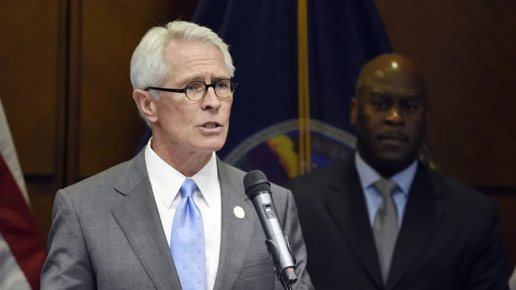 Státní zástupce informuje o dopadení Johna Bookera