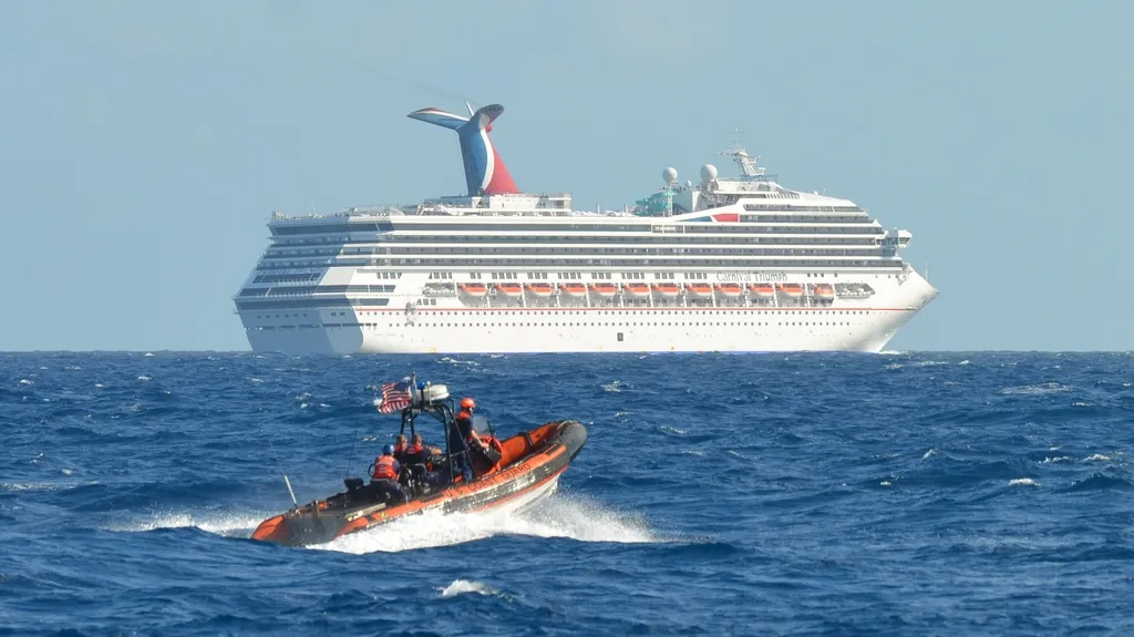 Poškozená loď Carnival Triumph