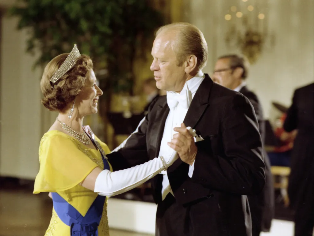 Prezident Gerald Ford nemohl odmítnout taneček s královnou během její návštěvy ve Washingtonu v červnu 1976