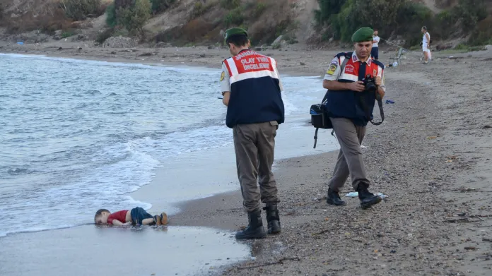 Snímky utonulého syrského dítěte šokovaly svět