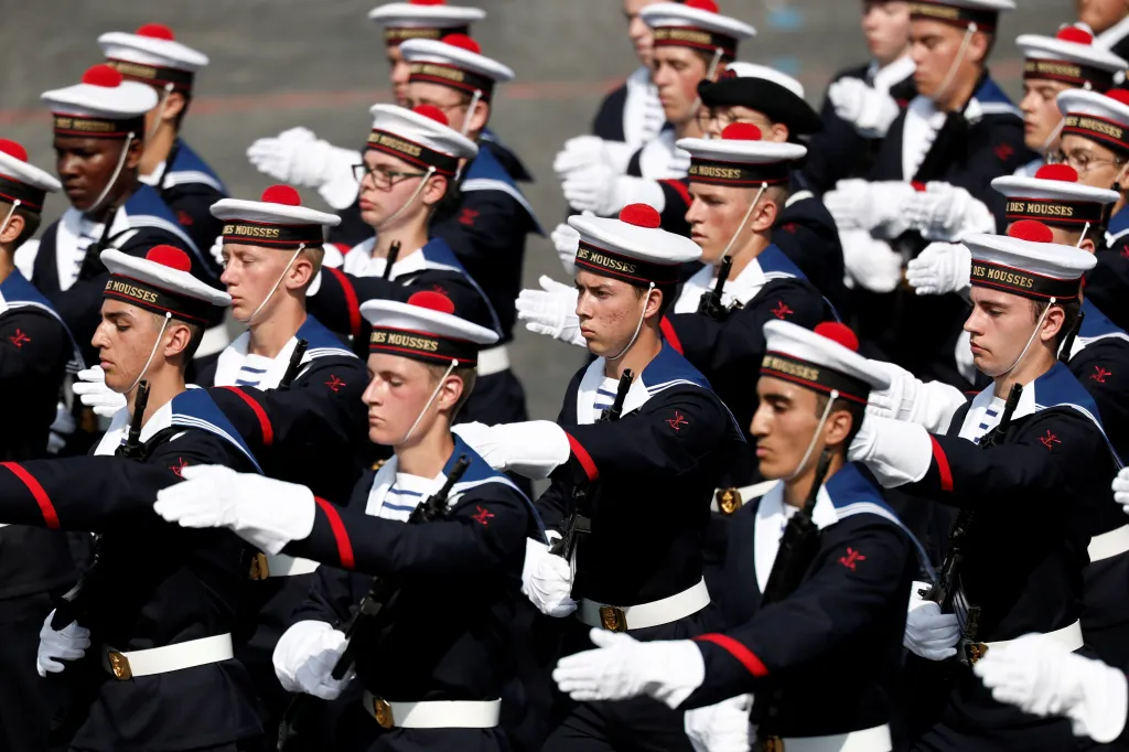Studenti vojenské školy francouzského námořnictva pochodují na každoroční vojenské přehlídce ke Dni dobytí Bastily na pařížském bulváru Champs-Élysées