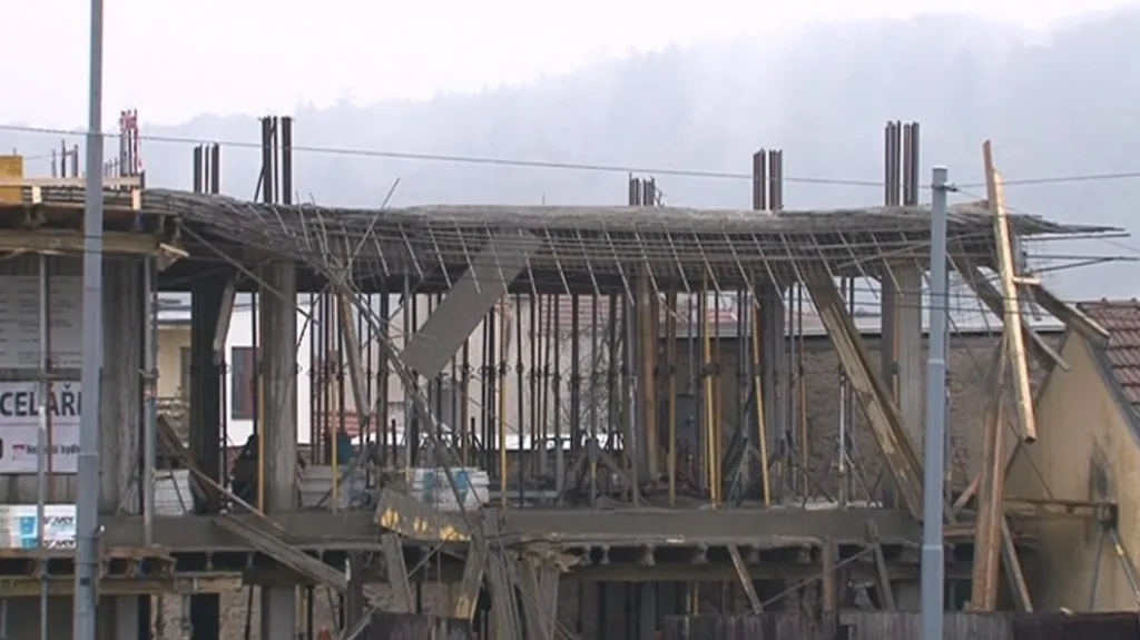 Muž zůstal pod stropem domu