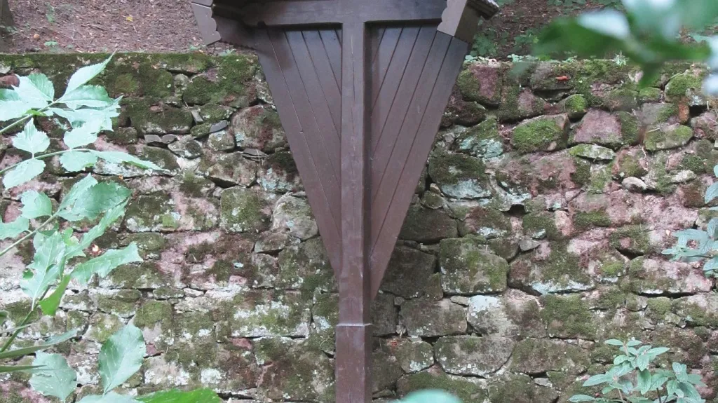 Kříž v zámecké zahradě v Boskovicích