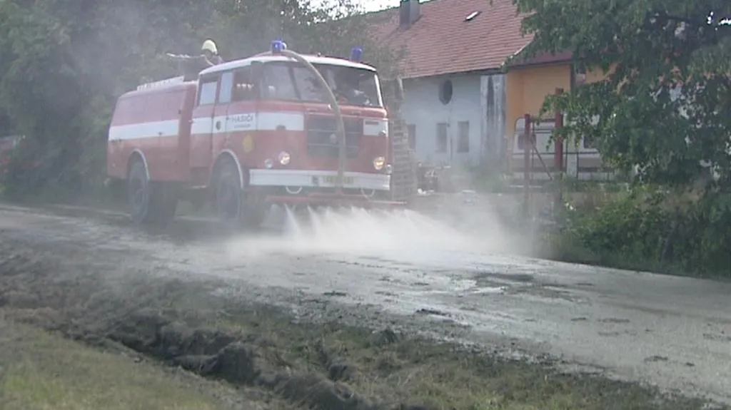 Hasiči čistí silnici po dopravní nehodě