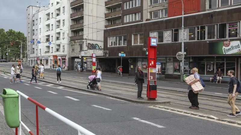 Současná podoba zástavby na Olšanském náměstí. Právě v okolí dnešního hotelu Olšanka začala před 40 lety plánovaná asanace Žižkova. Podívejte se v galerii na přesné srovnání některých míst před asanací a dnes.