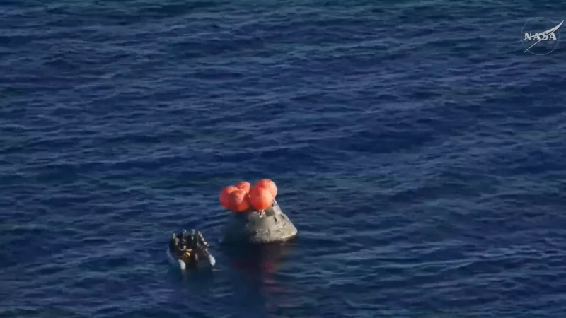 Příprava na otevření poklopu modulu