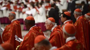 Kardinálové na mši ve Vatikánu