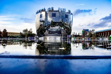 Muzeum v Rotterdamu pustilo lidi do depozitáře. Vypadá jako sklad v květináči