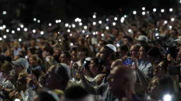 Lidé uctívají památku obětí střelby proti židovské komunitě na pláži Bondi Beach v Sydney