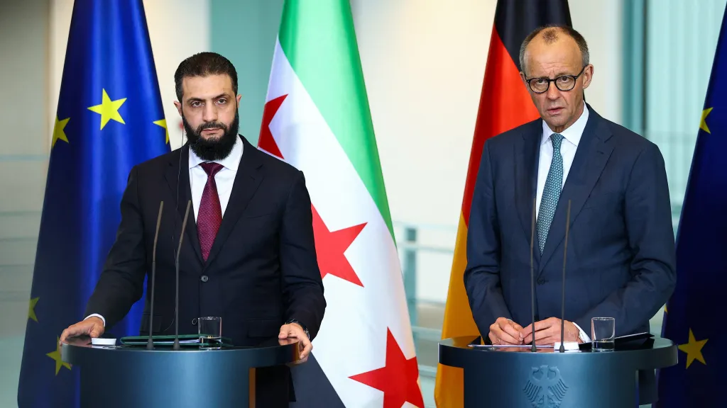 Friedrich Merz a Ahmad Šará na tiskové konferenci v Berlíně