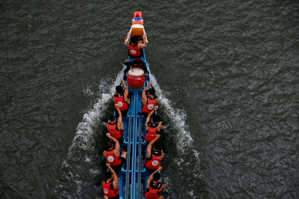 Účastníci soutěží na dračích lodích během každoročního festivalu dračích lodí v Tchaj-peji na Tchaj-wanu