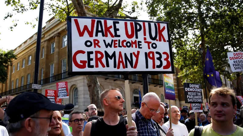 Londýnská demonstrace proti premiéru Johnsonovi