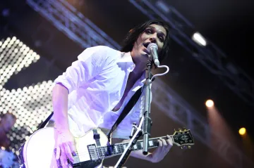 Frontman Placebo nazval italskou premiérku fašistkou. Čeká ho soud