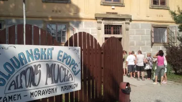 Před zámkem v Moravském Krumlově je fronta zájemců o zhlédnutí epopeje