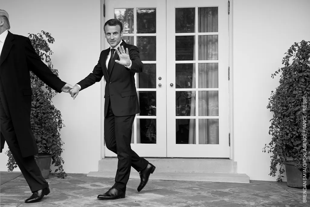 Nominace na vítěznou fotografii v kategorii HLAVNÍ UDÁLOST. Brendan Smialowski – Americký prezident Donald Trump vede svůj francouzský protějšek Emmanuela Macrona do oválné pracovny Bílého domu ve Washingtonu