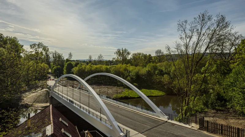 Most v Loukově vede přes řeku Jizeru