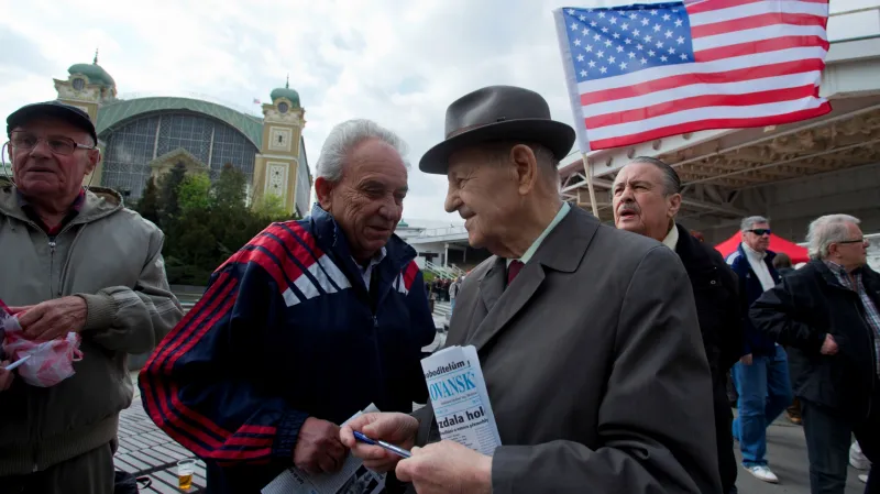 Miloš Jakeš s příznivci na prvomájovém setkání komunistů na pražském Výstavišti