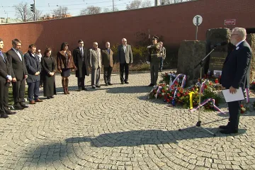 Dvě piety u pomníku Václava Morávka: Politici nechtěli být na akci pořádané Vodičkovým svazem