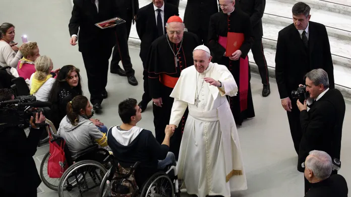 Papež František při setkání s romskou delegací