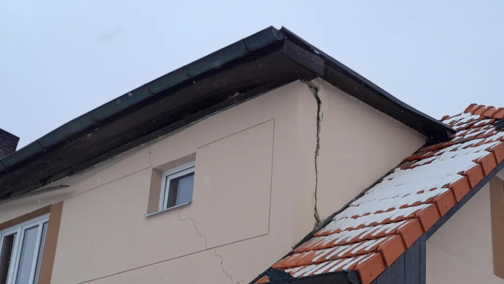 Výbuchem poškozený rodinný dům ve Strančicích