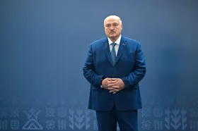 Zlomek politických vězňů za potaš. Lukašenko se snaží o únik z izolace