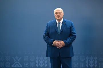 Zlomek politických vězňů za potaš. Lukašenko se snaží o únik z izolace