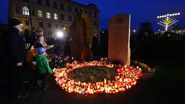 Piety i mše uctily oběti předloňské střelby na filozofické fakultě