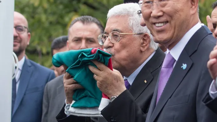 Mahmúd Abbás při vyvěšení palestinské vlajky