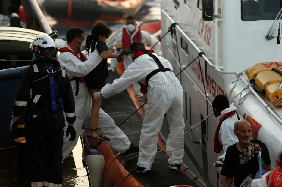 Migranti se pokoušejí dostat na záchrannou loď německé nevládní organizace Sea-Watch 3 během záchranné operace v mezinárodních vodách u Tuniska