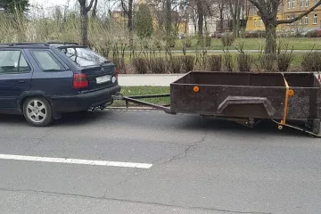 Muž v Opavě měl u vozíku místo kola skateboard. Navíc „z léčebných důvodů pil francovku“
