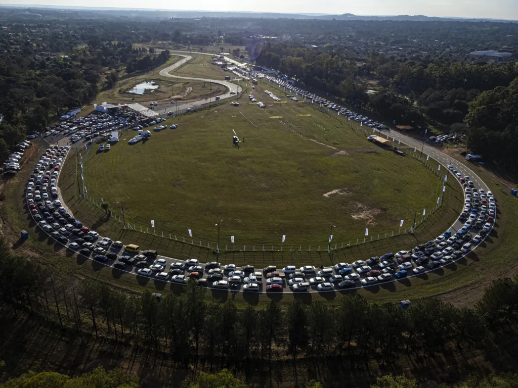 V Paraguayi pokračuje očkování proti covidu. Řidiči před tamním očkovacím centrem vytvořili kolonu – na autodromu Ruben Dumot v Capiatě