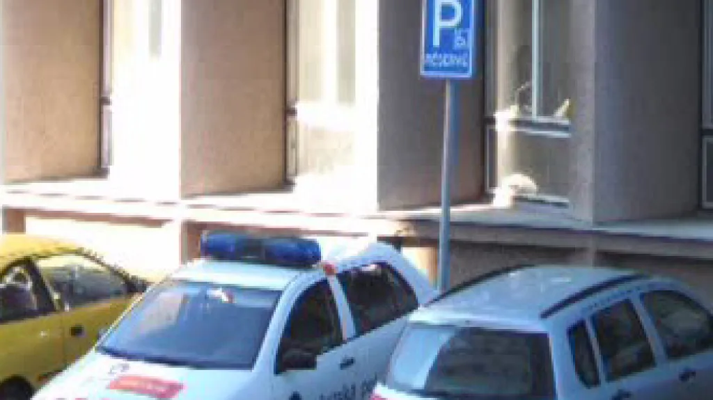 Policisté parkují na místě pro invalidy